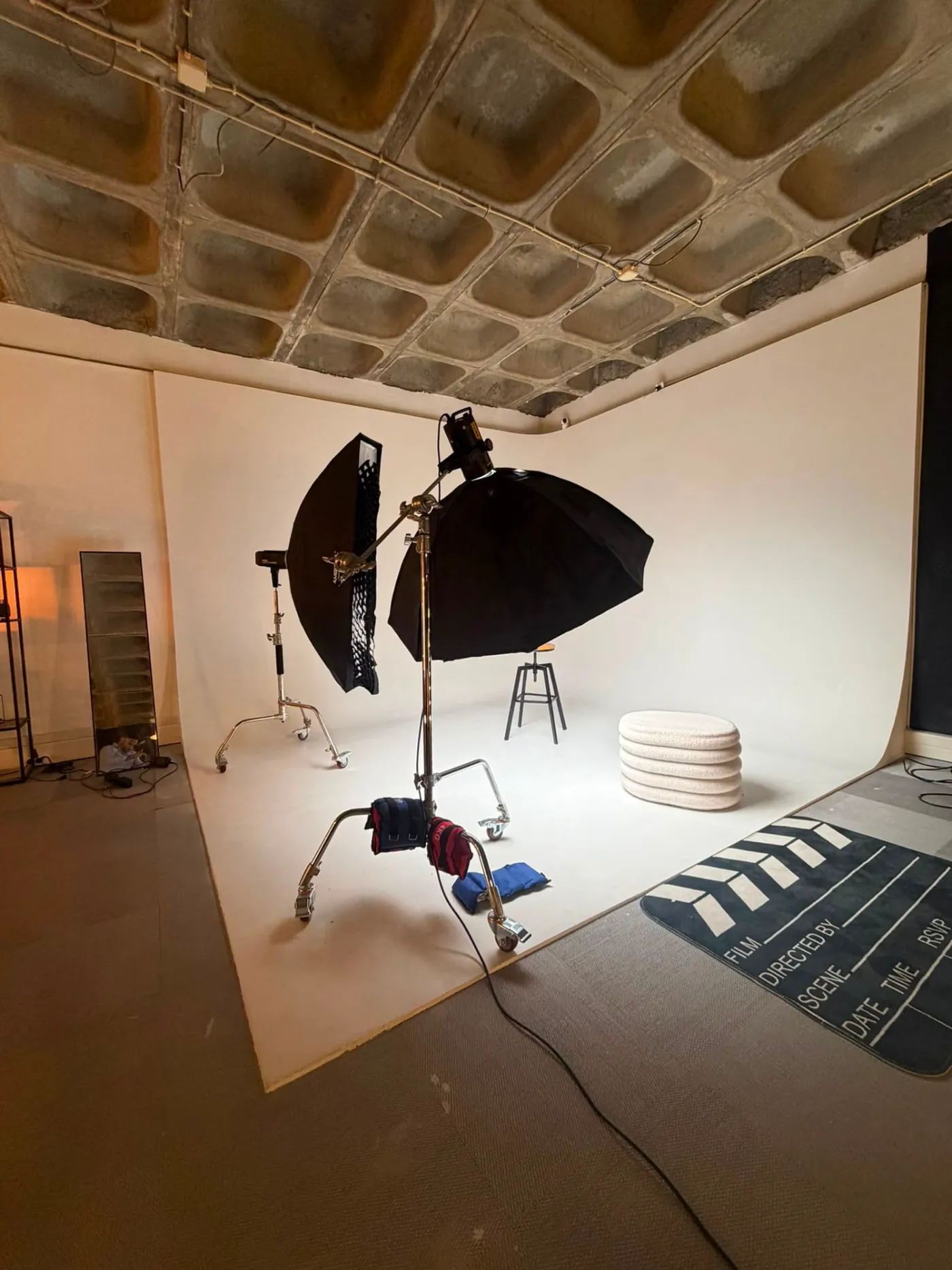 Cenário do studio em Lisboa — Fundo infinito & luz de studio