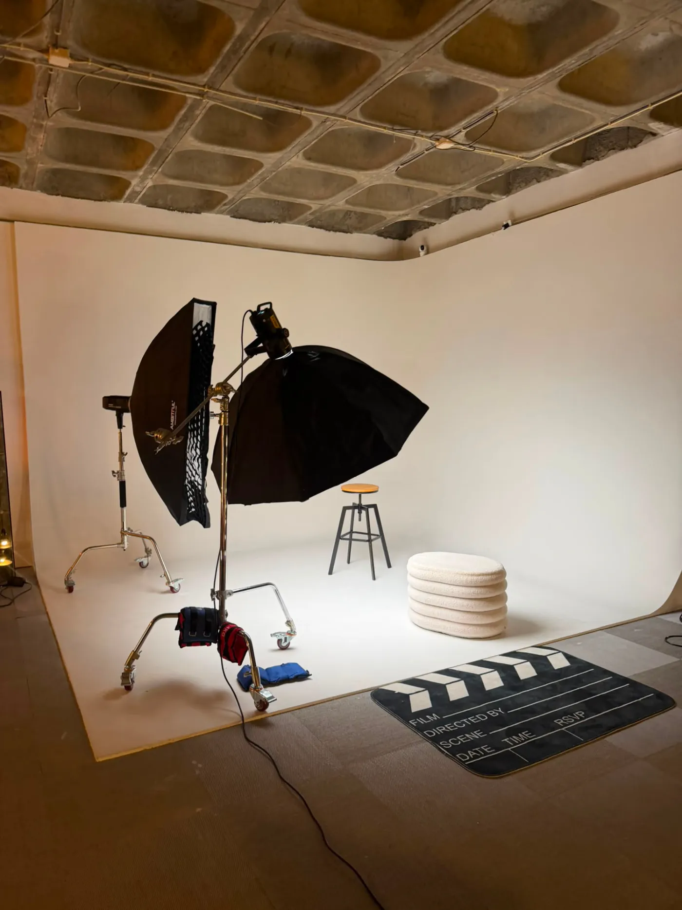 Cenário do studio em Lisboa — Luz suave & sombras controladas